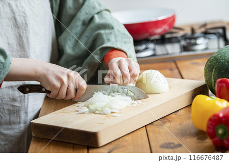 キッチンで料理をする女性 キッチンで料理をする女性 116676487