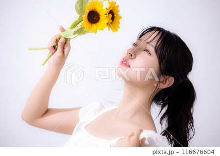 ビューティー 夏イメージ 白いワンピースを着ている女性 ビューティー 夏イメージ 白いワンピースを着ている女性 116676604