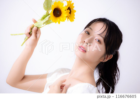 ビューティー 夏イメージ 白いワンピースを着ている女性 ビューティー 夏イメージ 白いワンピースを着ている女性 116676605