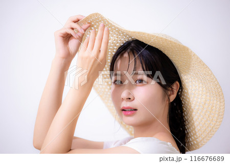 ビューティー リゾートイメージ 白いワンピースを着ている女性 ビューティー リゾートイメージ 白いワンピースを着ている女性 116676689