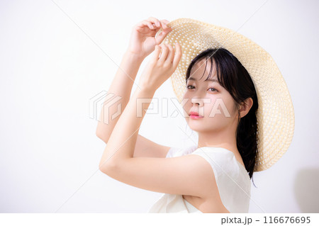 ビューティー　リゾートイメージ　白いワンピースを着ている女性 116676695