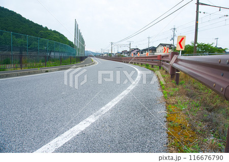 まがった道の先に延びる真直ぐな道　【能登川】 116676790