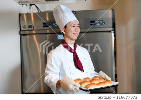 厨房でパンを製造する笑顔のアジア人の男性 116677072
