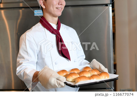 厨房でパンを製造する笑顔のアジア人の男性 厨房でパンを製造する笑顔のアジア人の男性 116677074