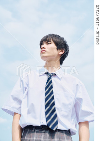 空を見上げる男子高校生 116677220