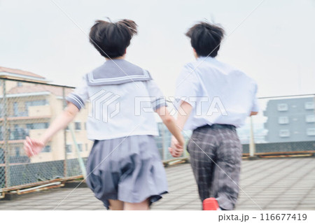 屋上で一緒に駆ける高校生男女 屋上で一緒に駆ける高校生男女 116677419