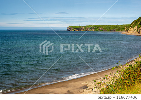 道東サロマ湖へ向かう国道脇からオホーツク海と能取岬と灯台を望む 116677436