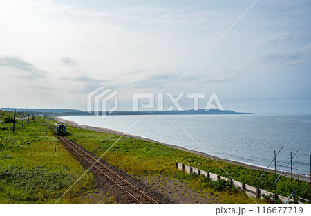 釧網本線北浜駅に入る釧路行き普通列車とオホーツクの青い海 116677719