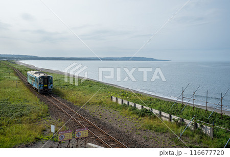 釧網本線北浜駅に入る釧路行き普通列車とオホーツクの青い海 116677720