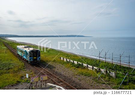 釧網本線北浜駅に入る釧路行き普通列車とオホーツクの青い海 116677721