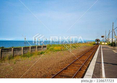 釧網本線北浜駅を出る釧路行き普通列車とオホーツクの青い空 116677723