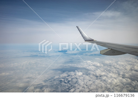 飛行機内から見た空 116679136
