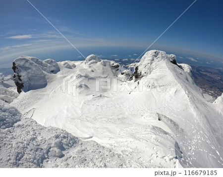 冬季鳥海山頂上の雪に覆われた岩塊 116679185