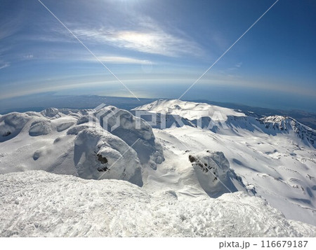 冬季鳥海山頂上からの笙ヶ岳方面の稜線 冬季鳥海山頂上からの笙ヶ岳方面の稜線 116679187