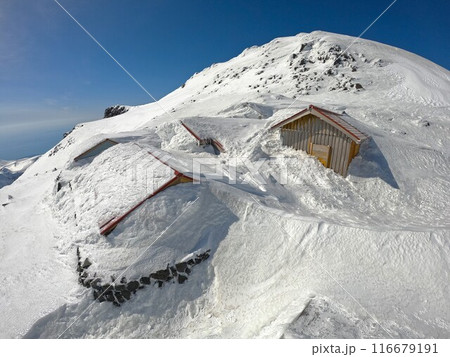 冬季鳥海山の新山と雪に覆われた大物忌神社 冬季鳥海山の新山と雪に覆われた大物忌神社 116679191