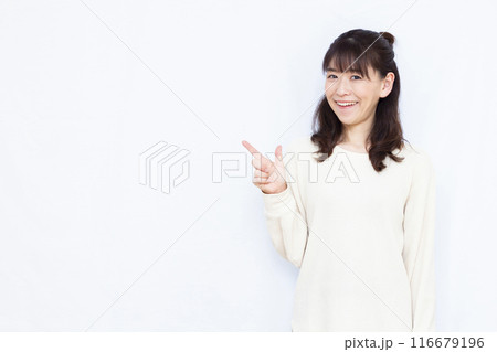 笑顔で人差し指を立てる女性 笑顔で人差し指を立てる女性 116679196