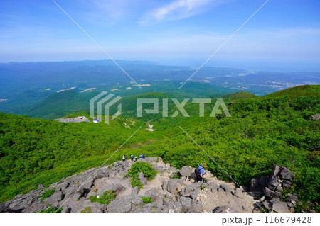 岩木山8合目からの日本海の海岸線 116679428