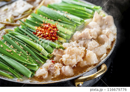 ニラがたっぷりのった福岡名物のモツ鍋 116679776