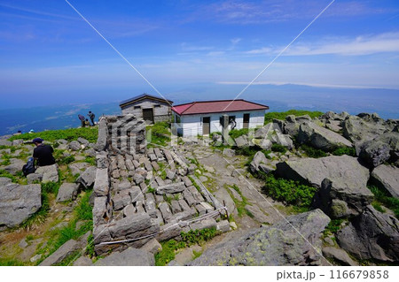 岩木山頂上の避難小屋とトイレ 116679858
