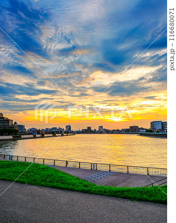 夕焼けの綺麗な東京葛飾奥戸に流れる中川河川敷 夕焼けの綺麗な東京葛飾奥戸に流れる中川河川敷 116680071