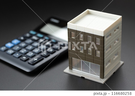 オフィスビルと黒い電卓 116680258