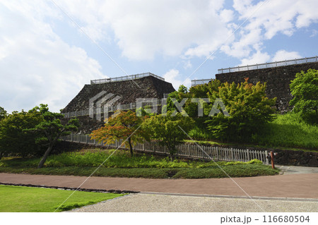 夏の山梨県甲府市の舞鶴城公園 116680504