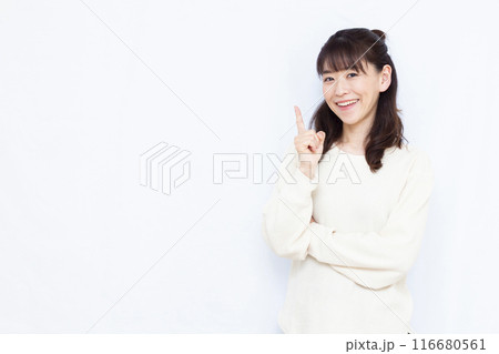 笑顔で人差し指を立てる女性 笑顔で人差し指を立てる女性 116680561