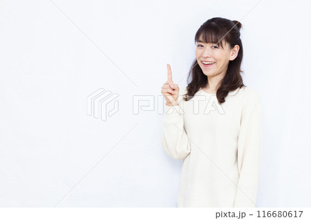 笑顔で人差し指を立てる女性 116680617