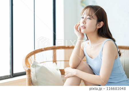 スキンケアをする若い女性 ビューティーイメージ スキンケアをする若い女性 ビューティーイメージ 116681048