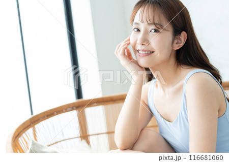 スキンケアをする若い女性　ビューティーイメージ 116681060