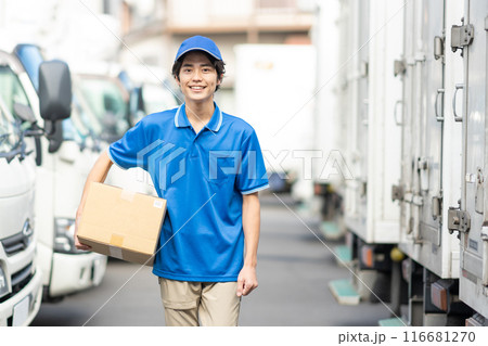 荷物を運ぶドライバーの男性スタッフ 荷物を運ぶドライバーの男性スタッフ 116681270