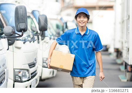 荷物を運ぶドライバーの男性スタッフ 荷物を運ぶドライバーの男性スタッフ 116681271