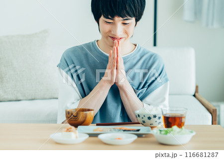 朝ごはんを食べる若い男性 116681287