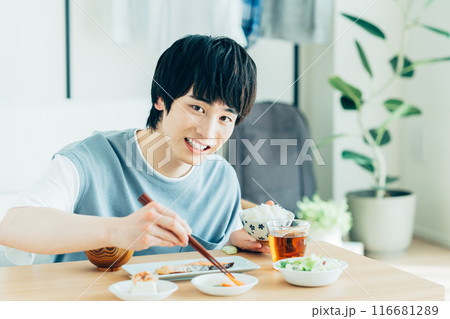 朝ごはんを食べる若い男性 朝ごはんを食べる若い男性 116681289