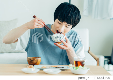 朝ごはんを食べる若い男性 116681290