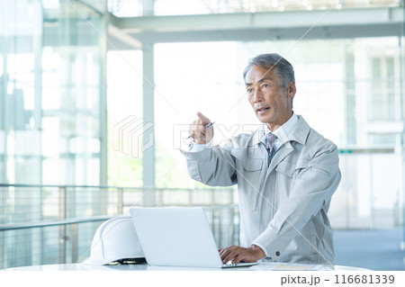 作業着を着たシニアの男性 116681339