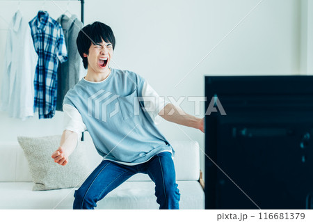 TVを見る若い男性 116681379