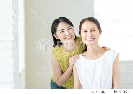 シニア女性と娘のポートレート 116681500