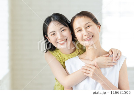 シニア女性と娘のポートレート シニア女性と娘のポートレート 116681506