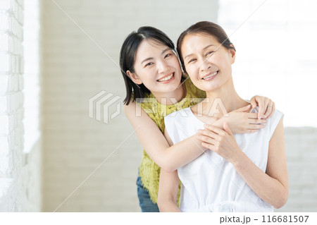 シニア女性と娘のポートレート 116681507