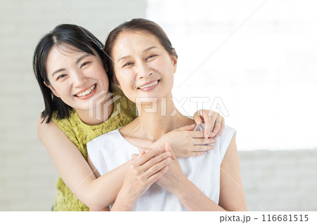 シニア女性と娘のポートレート 116681515