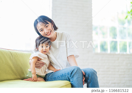 赤ちゃんを抱く母親 116681522