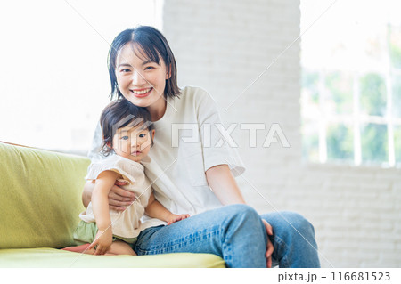 赤ちゃんを抱く母親 赤ちゃんを抱く母親 116681523