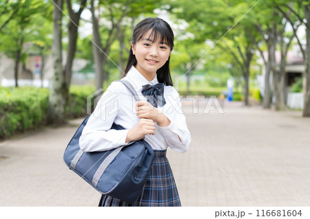 スクールバッグを持つ女子高生 スクールバッグを持つ女子高生 116681604