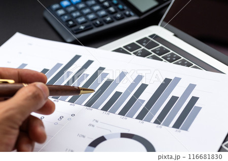 情報分析イメージ（ビジネスグラフとパソコン） 116681830