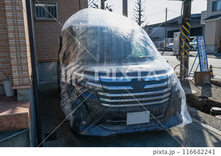 工事のためビニール袋をかぶせられた自動車 116682241