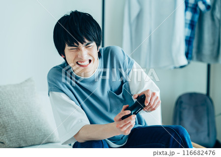 テレビゲームをする若い男性 116682476