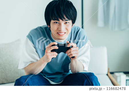 テレビゲームをする若い男性 テレビゲームをする若い男性 116682478