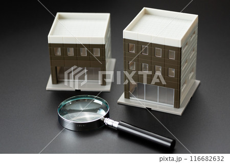 不動産セキュリティイメージ（オフィスビルと虫眼鏡） 116682632