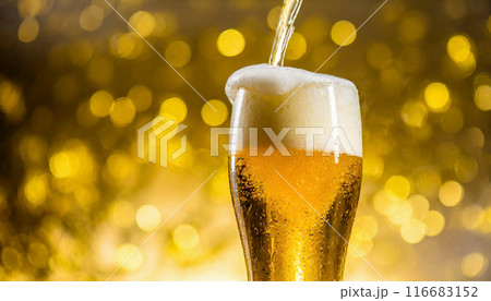 グラスにいっぱいに注がれたビールと金色のボケ。 116683152